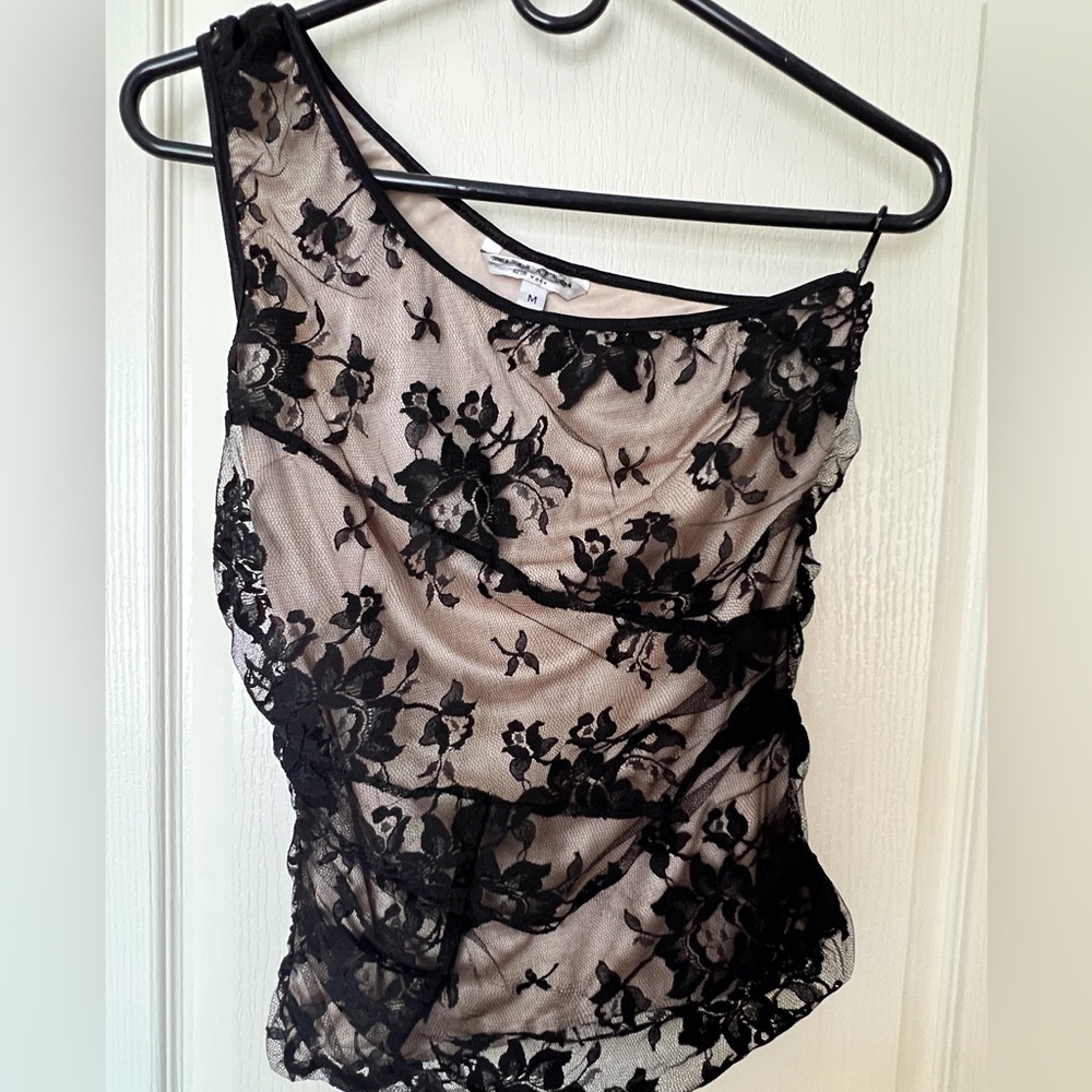 NWOT Alexia Admor One sleeve champagne and black lace tank M